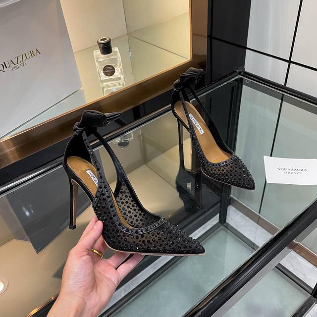Aquazzura 新款拖鞋 顶级版本 代购品质 这双施华洛奇水钻搭配网高跟尖头凉鞋，是我鞋柜中的璀璨明珠。水钻闪耀着奢华光芒，如同繁星点点。网面设计独具韵味，