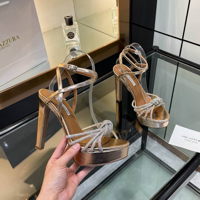 Aquazzura 新款拖鞋 顶级版本 代购品质 这双高跟水钻防水台凉鞋，镶嵌着施华洛奇钻，美到不可方物！水钻闪耀着迷人光芒，如同夜空中最亮的星。防水台的贴心设