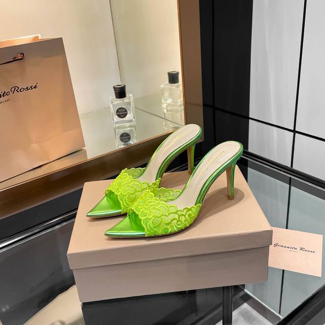 Gianvito Rossi 经典款尖头电绣高跟鞋，它的出现就像夜空中最璀璨的星辰。经典的款式，永恒的魅力，电绣的图案更是为其增添了梦幻的色彩。每一步都踏出自信