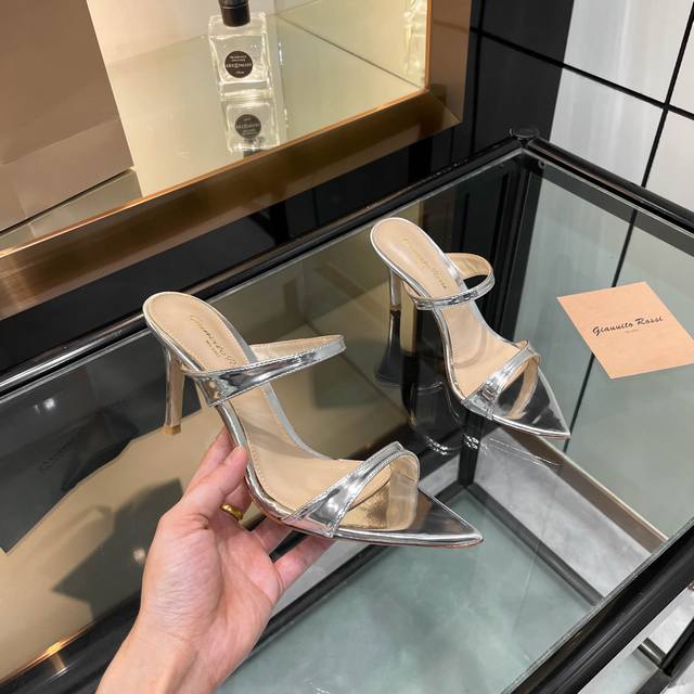 Gianvito Rossi 经典款尖头高跟拖鞋这双高跟尖头拖鞋，高端真皮材质简直太赞啦！细腻的触感，仿佛在与肌肤轻柔对话。尖头的造型，流露出时尚的韵味，彰显独