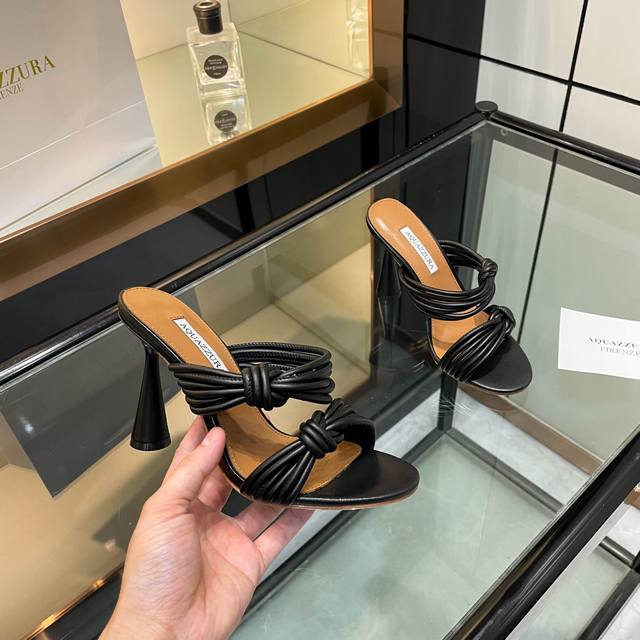 Aquazzura 新款拖鞋 顶级版本 代购品质 这双细带高跟圆跟拖鞋，简直是夏日的绝佳伴侣！纤细的带子轻轻环绕脚踝，宛如温柔的拥抱。高高的鞋跟拉长腿部线条，尽