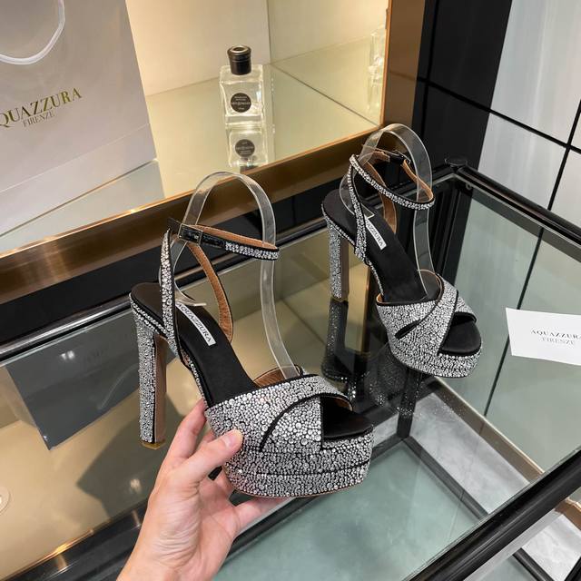 Aquazzura 新款凉鞋 代购品质这双高跟防水台水钻走秀凉鞋，简直是魅力的终极武器！水钻熠熠生辉，如同梦幻的星河铺陈在鞋面上。防水台稳固又安心，高跟鞋的线条