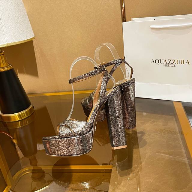 Aquazzura 新款凉鞋 顶级版本 代购款独家新款顶级版本 质量超级美爆。 Zp 原版开模 原版扣开模 附带原版定制蜥蜴纹纹羊皮制作，超级炫美 一眼看上去就