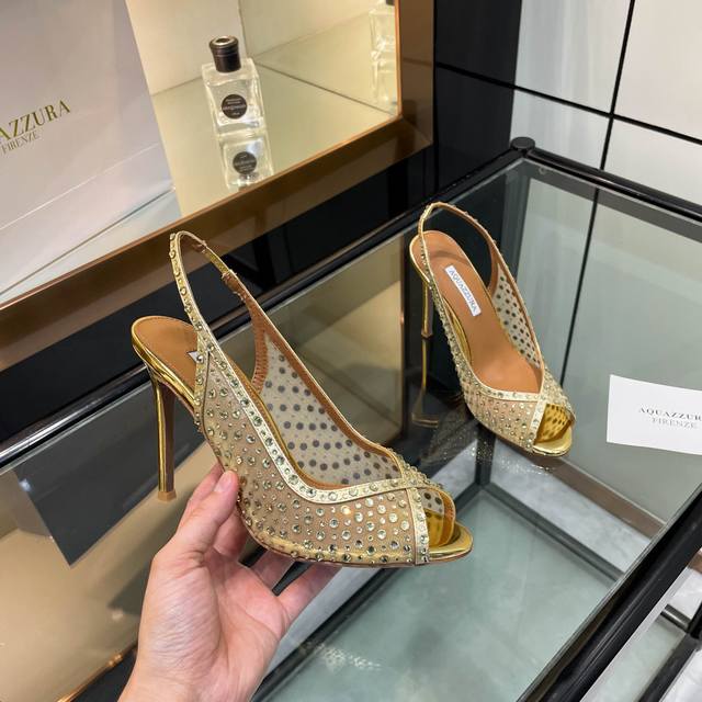 Aquazzura 新款拖鞋 顶级版本 代购品质 这双水钻高跟鱼嘴凉鞋网搭配施华洛奇钻，简直是魅力的魔法鞋！鱼嘴的俏皮，网面的神秘，再加上施华洛奇钻的璀璨光芒，