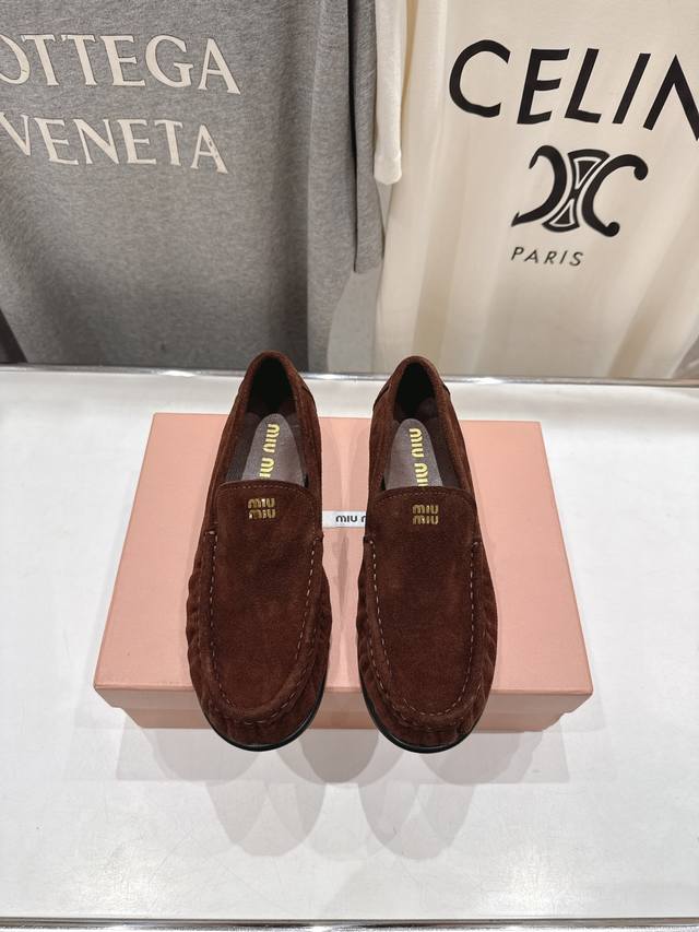 高版本出厂 Miumiu 缪缪25Ss 专柜新款仙女风平底一脚蹬休闲鞋单鞋玛丽珍乐福鞋～ 各路博主纷纷亮出 定制进口牛皮超级舒适柔软，时髦得来又能唤醒夏日缤纷