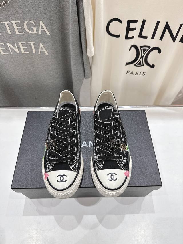 高版本出厂 Chanel* 小香2025Ss最新款涂鸦帆布鞋休闲鞋，目前超级流行的饼干鞋 网红明星小红书狂追热推发售，可爱的造型带了点复古味！ 造型特殊，很有辨