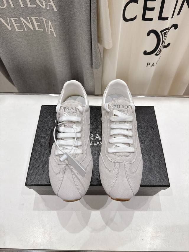 高版本出厂 Prada 普拉达P家25Ssfw～New新款系带休闲运动鞋，上脚非常舒服 软胶底素有踩云感之称～舒适度百分百 细腻反绒皮鞋面，鞋型包裹感十足，柔和