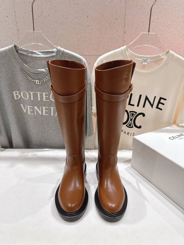 高版本出厂 Celine* 赛琳2025Ss秋冬新款帅气英伦风中筒靴长靴骑士靴 复古简约又时尚 上脚舒适百搭！低调简约的设计，超帅气造型带点复古的味道，上脚显瘦