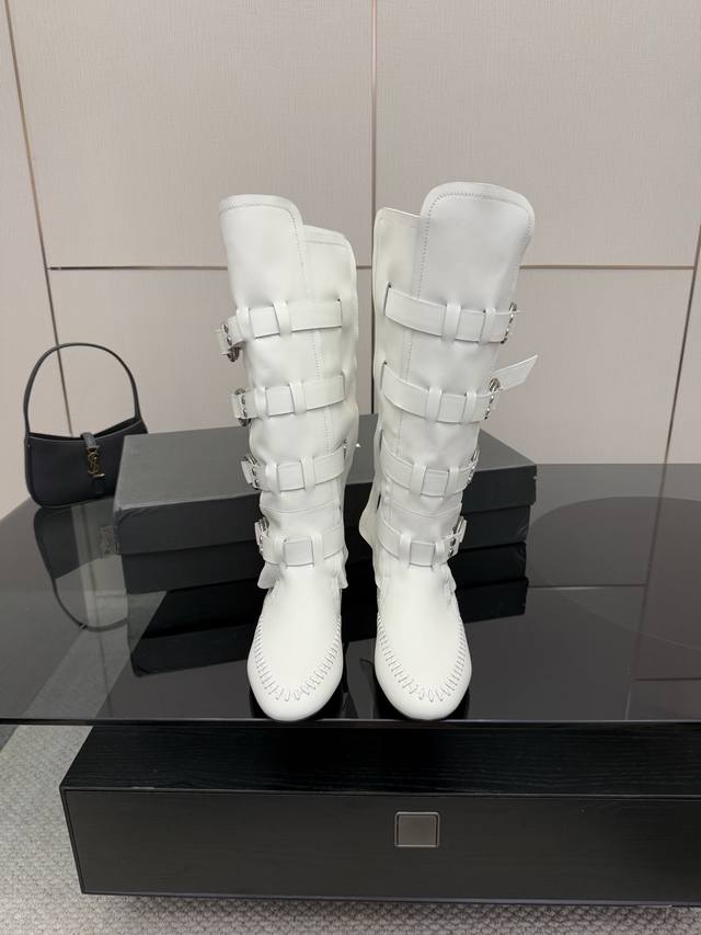 顶级品质 Anndemeulemeester 25秋冬靴款 太飒了吧，非常重工的细节设计，小牛皮的质感也超赞！ 搭扣设计对不同腿形包容度也很好！ 随便怎么搭都很