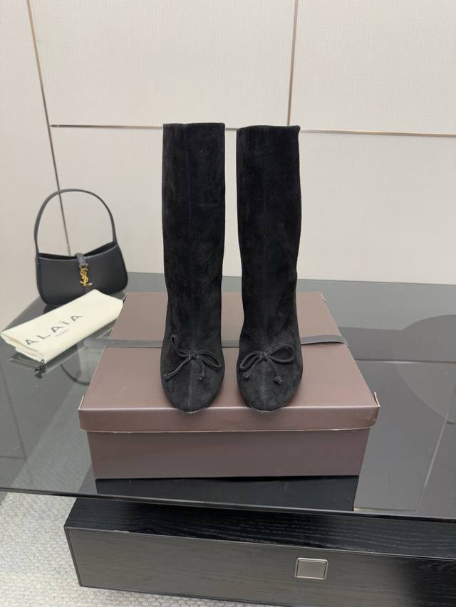 顶级品质 Alaia｜易梦玲同款高跟短靴 该款黑色小牛皮高跟短靴，正面点缀装饰蝴蝶结，搭配9Cm鞋跟与22厘米靴筒；时尚百搭造型，凸显女性独特魅力！ Size