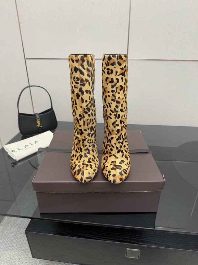 顶级品质 Alaia｜易梦玲同款高跟短靴 该款黑色小牛皮高跟短靴，正面点缀装饰蝴蝶结，搭配90毫米鞋跟与22厘米靴筒；时尚百搭造型，凸显女性独特魅力！ Size