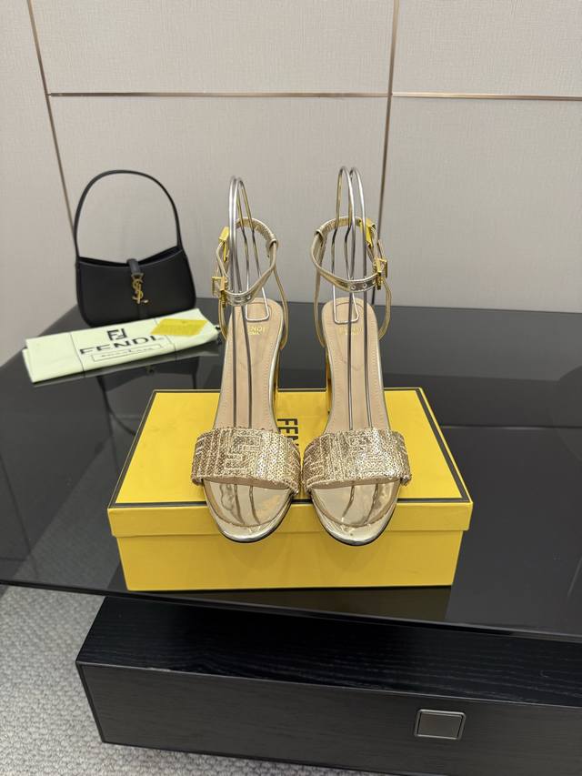 新款 芬迪 Delfina Ff亮片刺绣绑带高跟鞋凉鞋 Delfina 亮片刺绣绑带高跟鞋 金属搭扣系带开合设计精简利落！立体刺绣材质更添时髦质感。脚踝柔软精巧
