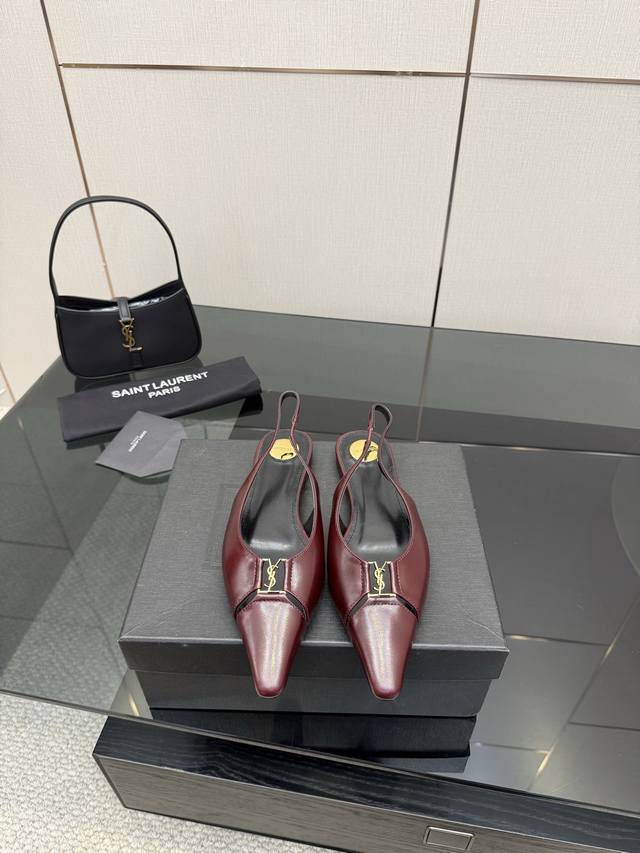 顶级版本 Saint Laurent 圣罗兰Lee金属扣单鞋 Ysl姐姐的美丽尤物高跟鞋 又是人间圣罗兰 Rose同款的小方头 高跟鞋化很好修饰脚型，奢华金属链