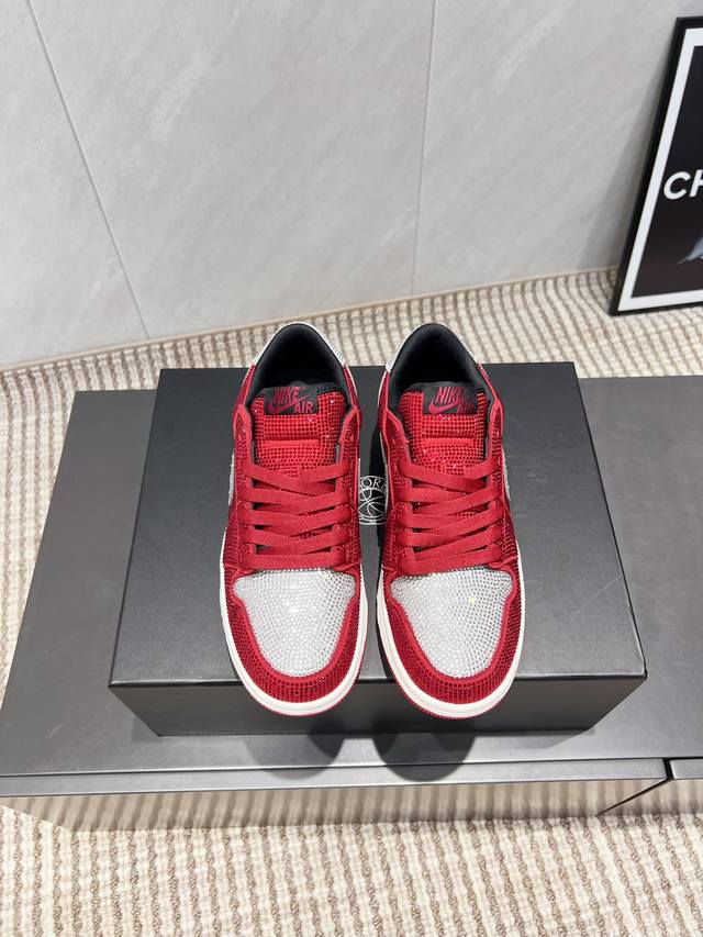 出厂:情侣 独家顶级版本 Air Jordan耐克联名25Vs早秋最新王炸情侣休闲爆款系列 情侣烫钻休闲鞋 唯独一款牛皮拼色的高帮鞋，耐克乔一情侣毛鞋让鞋迷大开