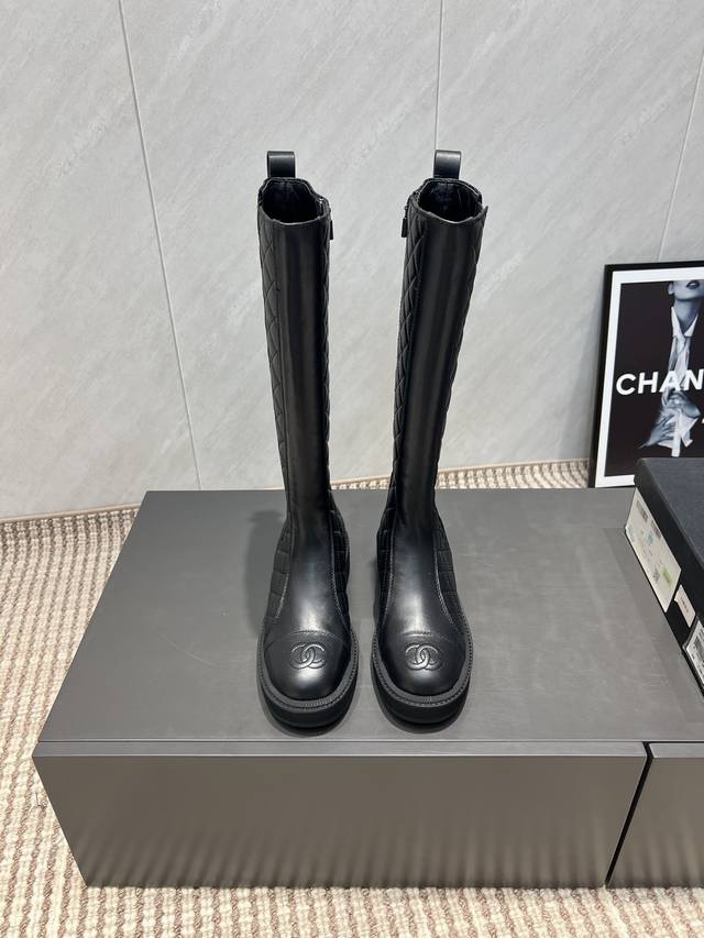 出厂: 独家顶级版本 Chane*香家2025Vs秋冬新款靴子系列 圆头电绣厚底高靴 新款上架这款厚底在欧美街拍中出境率超高，Ins也是火了一把，调鞋楦都调了一