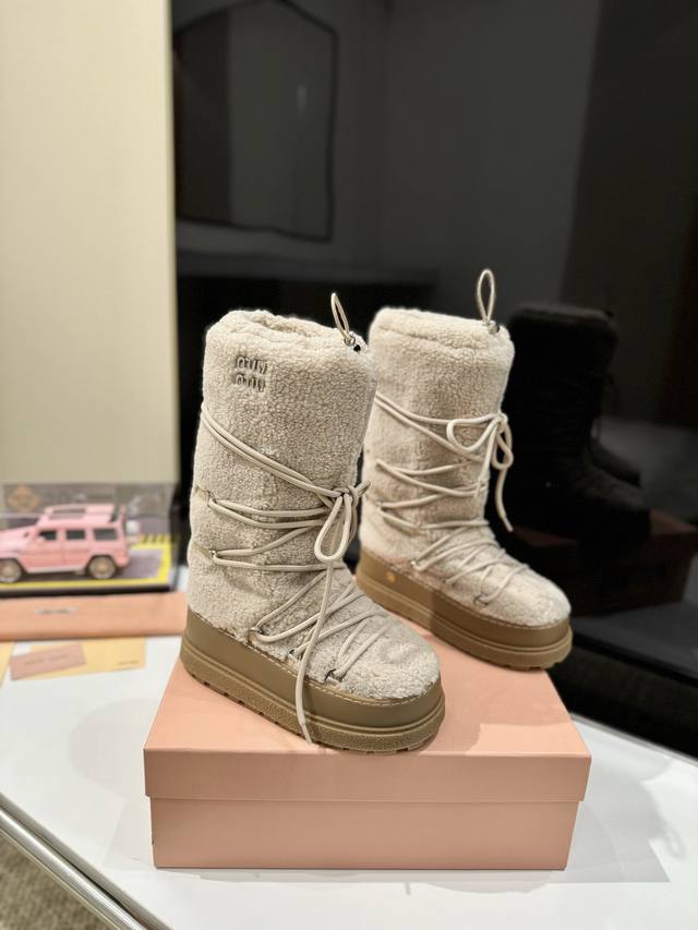 出厂价Pp： 雪地长靴 Miumiu缪缪最新系列，女士徽标尼龙华达呢雪地派对金属标双色厚底收缩系带羽绒雪地靴滑雪靴胖头靴！ 有轻奢的内蕴品质，自带温暖的腔调，材