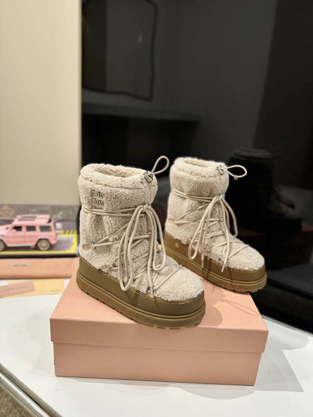 出厂价Pp： 雪地短靴 Miumiu缪缪最新系列，女士徽标尼龙华达呢雪地派对金属标双色厚底收缩系带羽绒雪地靴滑雪靴胖头靴！ 有轻奢的内蕴品质，自带温暖的腔调，材