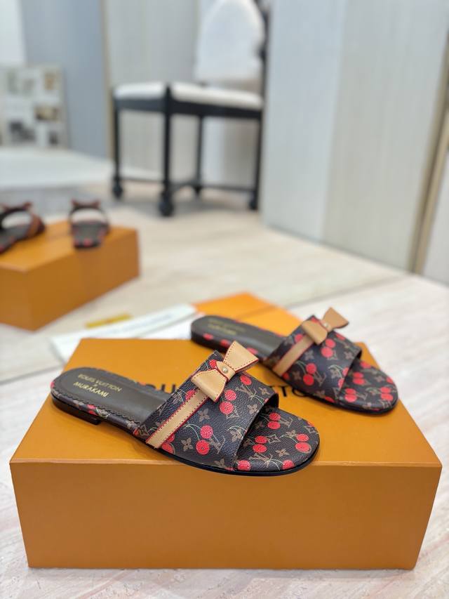 出厂价Pp： 高定樱桃面料 Louis Vuitton 2025夏季樱桃风限定、平底拖鞋 高矮跟鞋 芭蕾舞鞋系列 3D立体樱桃装饰 Lv本季最撩人的小心机！从秀