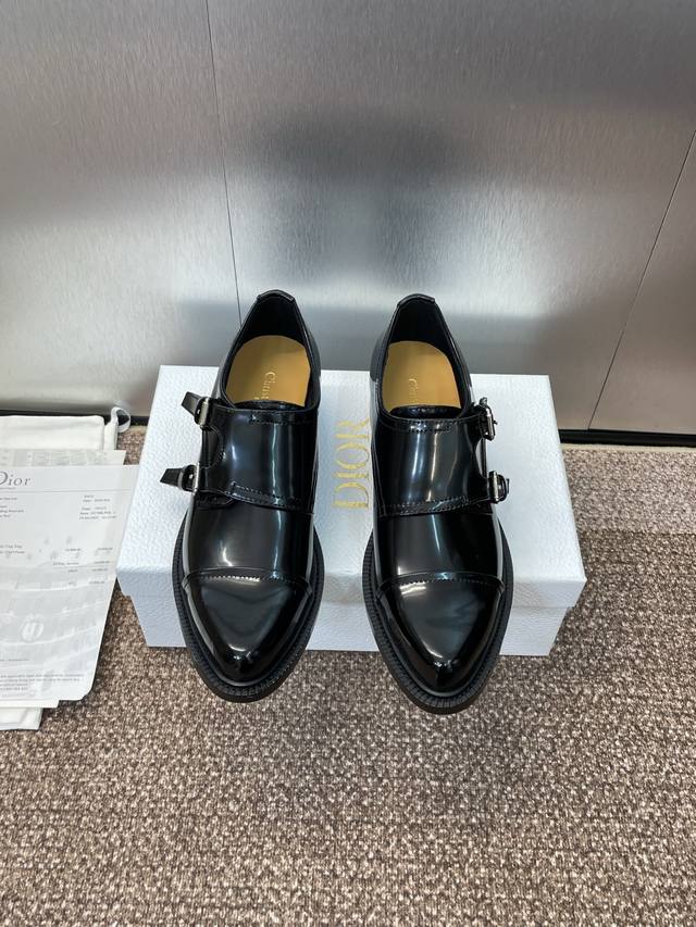 工厂P价P 迪奥 Dior 2025秋冬新款 D-Iviera系列深口徳比切尔西女鞋 Cd字母Logo 五金皮带扣尖头低跟复古乐福单鞋 材质:鞋面进口开边珠牛皮