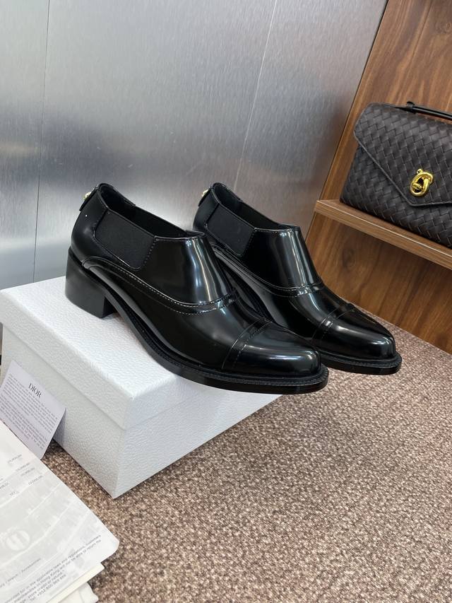 工厂P价P 迪奥 Dior 2025秋冬新款 D-Iviera系列弹力深口徳比切尔西女鞋 Cd字母Logo 五金扣尖头低跟复古乐福单鞋 材质:鞋面进口开边珠牛皮