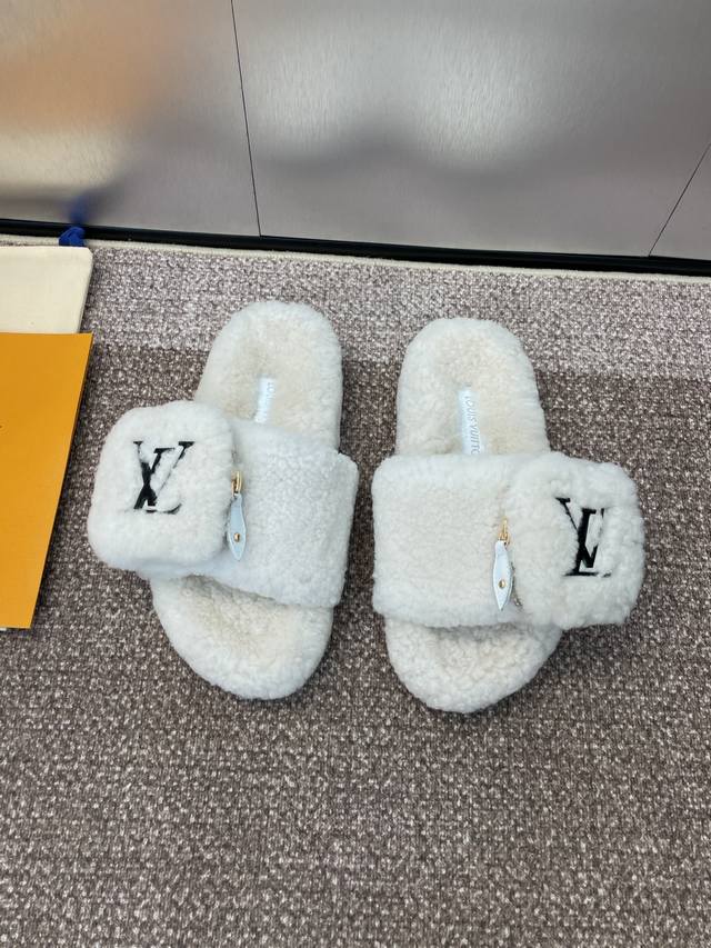 工厂P价P Louis Vuitton 2025秋冬新款时尚魔术贴拉链包百搭羊羔毛女拖鞋 Lv字母Logo平底圆头拼色露趾居家鞋 材质:进口羊羔毛+原版开模防滑