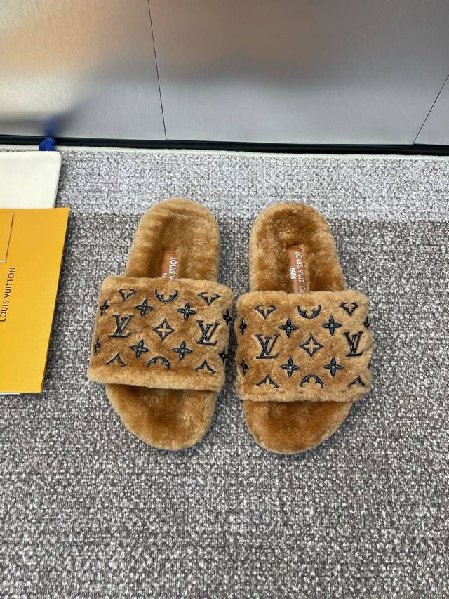工厂P价P Louis Vuitton 2025秋冬新款时尚百搭羊羔毛女拖鞋 Lv字母Logo平底圆头拼色露趾居家鞋 材质:进口羊羔毛+原版开模防滑耐磨橡胶大底