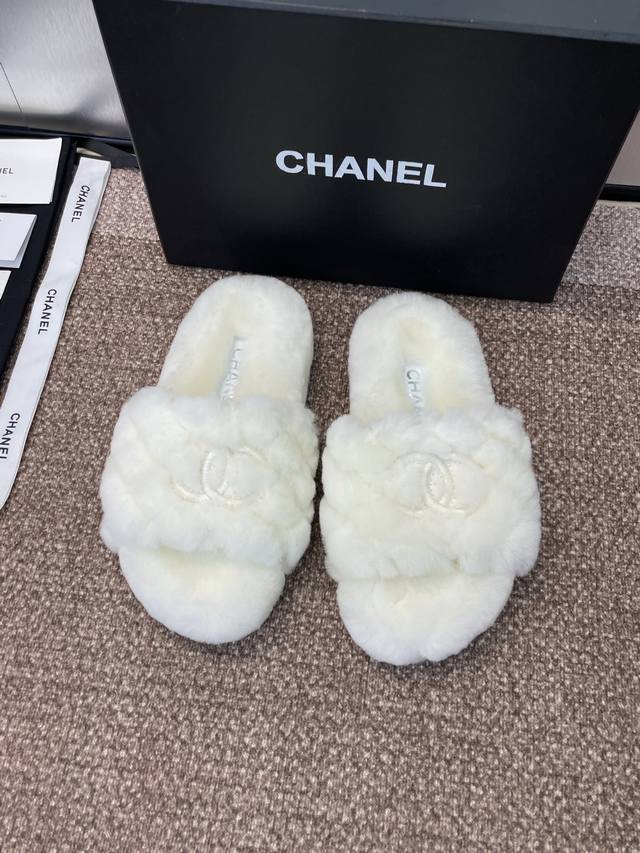 工厂P价P Chanel 香奈儿 2025秋冬新款时尚菱格电绣百搭羊羔毛女拖鞋 小香字母Logo平底圆头拼色露趾居家鞋 材质:进口羊羔毛+原版开模防滑耐磨橡胶大