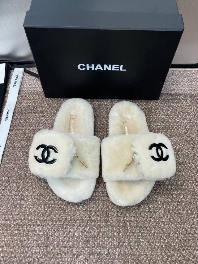 工厂P价P Chanel 香奈儿 2025秋冬新款时尚魔术贴拉链包百搭羊羔毛女拖鞋 小香字母Logo平底圆头拼色露趾居家鞋 材质:进口羊羔毛+原版开模防滑耐磨橡