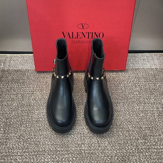 工厂P价P Valentino 2025秋冬铆钉系列新款切尔西女靴 华伦天奴朋克风厚字母Logo五金皮带扣低跟圆头机车骑士短靴 材质：鞋面原版定制小牛皮+水染羊