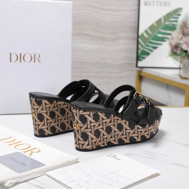 Dior Chrono迪奥 高版本新款凉鞋. 简约超级百搭. 上脚完美奢华可任意搭配春夏服饰. 脚感更是舒适！ 材质原版完美复刻. 原版拆解开模. 1原版电镀古