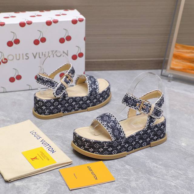 最高版本 25Ss 夏日新款代购级别 本款 Maya Platform 帆布便鞋拼接 Monogram 提花织纹鞋面与舒适麻绳编织防水台，援引经典帆布便鞋设计。