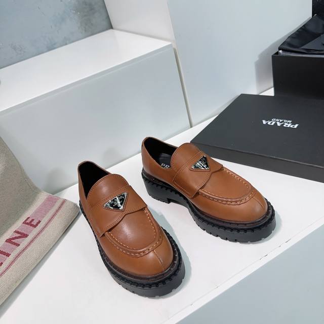 高品质出厂 ！顶级品质Prada 普拉达25春夏松糕厚底复古擦色经典三角标乐福鞋！ 这款鞋面搭配经典三角标金属扣，中和了整个鞋子的气质，完全不会特别正式或者老气