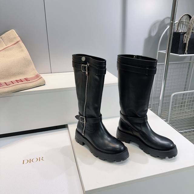 高品质出厂短靴 ！长靴 ！顶级品质Dior｜迪奥25秋冬新品粗跟厚底圆头侧拉链扣带机车靴短靴长靴！！ D-Major 短靴的跟高设计巧妙，既有着恰到好处的增高效