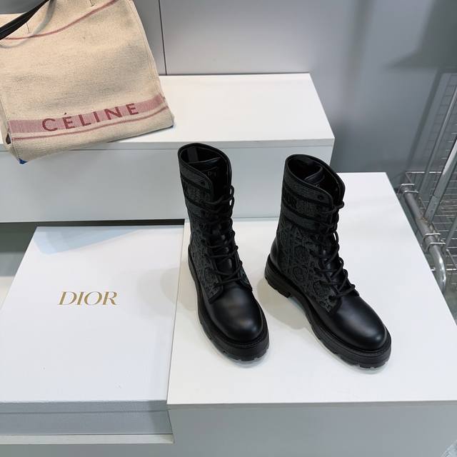 高品质出厂 ！代购级别官网同步盒包装 Dior迪奥25秋冬新品Major经典刺绣短靴系带马丁靴！ 原版购入开发！材料质感原版一致！最高版本！ 帅气靴子采用别具一