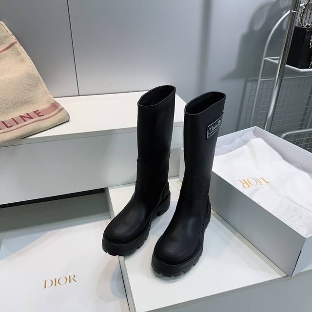 高品质出厂 ！！顶级品质Dior｜迪奥25秋冬新品直筒粗跟厚底圆头一脚蹬中靴！ D-Major 短靴的跟高设计巧妙，既有着恰到好处的增高效果，又能保证行走时的稳
