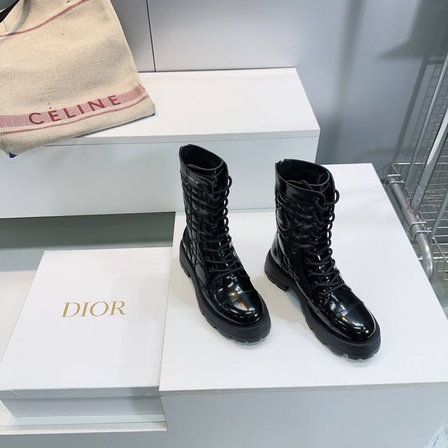 高品质出厂 ！顶级品质Dior｜迪奥25秋冬新品粗跟厚底圆头系带后拉链短靴马丁靴！经典菱格电绣鞋面 D-Major 短靴的跟高设计巧妙，既有着恰到好处的增高效果