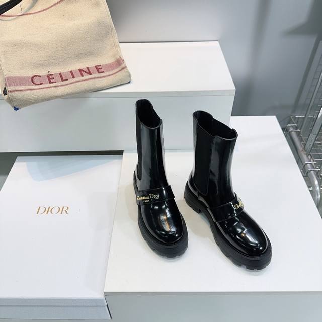 高品质出厂 ！顶级品质Dior｜迪奥25秋冬新品直筒弹力松紧一脚蹬短靴！粗跟厚底圆头马丁靴！ D-Major 短靴的跟高设计巧妙，既有着恰到好处的增高效果，又能