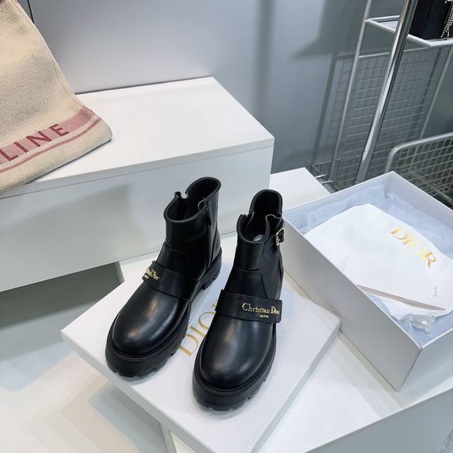 高品质出厂 ！顶级品质Dior｜迪奥25秋冬新品迪丽热巴同款粗跟厚底圆头侧拉链短靴重工马丁靴！ D-Major 短靴的跟高设计巧妙，既有着恰到好处的增高效果，又