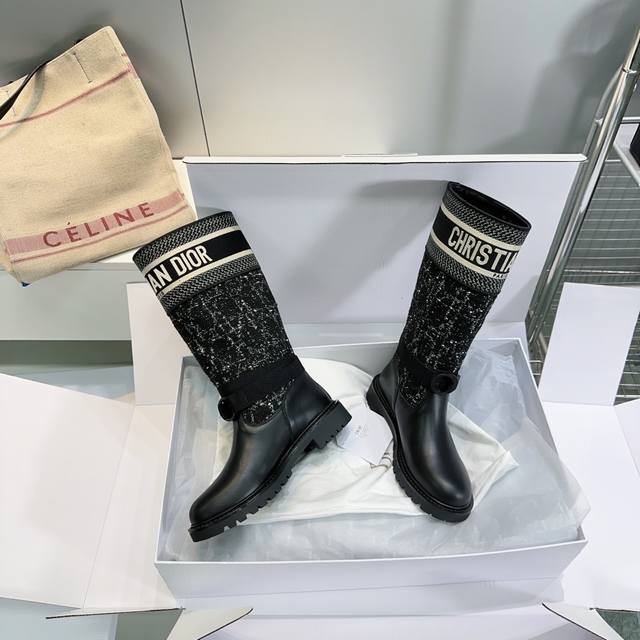 高品质出厂 ！渠道顶级货！原版购入全面升级！材质原版一致！市面最顶级欢迎对比！ Dior迪奥2025Ss秋冬经典布面一脚蹬骑士靴军靴系列！最新涂鸦Logo新色