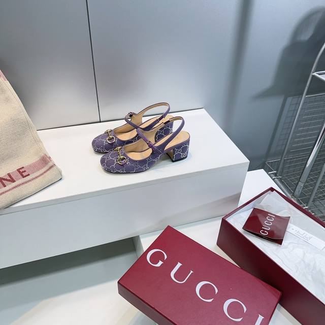 高品质出厂 ！顶级品质Gucci古驰2025秋冬新款G家新款帆布烫钻玛丽珍粗跟圆头后空凉鞋 这款浅口鞋甄选进口高密度帆布烫钻打造，匠心融蕴经典马绗扣造型配件，中