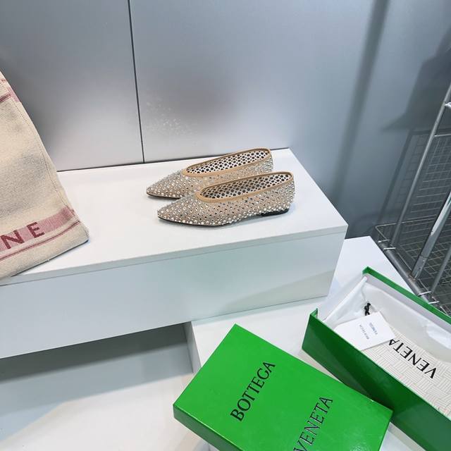 高品质出厂平底 ！顶级品质Bottega Veneta Ss秋冬新品网纱烫钻平底、高跟鞋！ 水钻尖头｜把银河碾成脚下锋芒 碎钻如星雨焊死鞋面 尖头划破 平庸 结