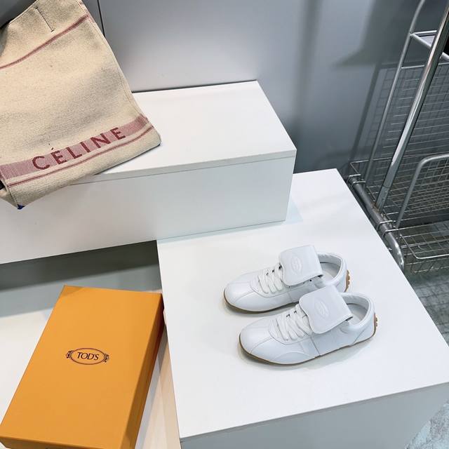 高品质出厂 ！顶级品质！ 莞产原单渠道！ Tods托德斯25秋冬 新款阿甘休闲运动鞋 德训鞋！ 质感看得出来！皮扣可以拆卸两穿模式！质感满满！ 鞋面采用小牛皮