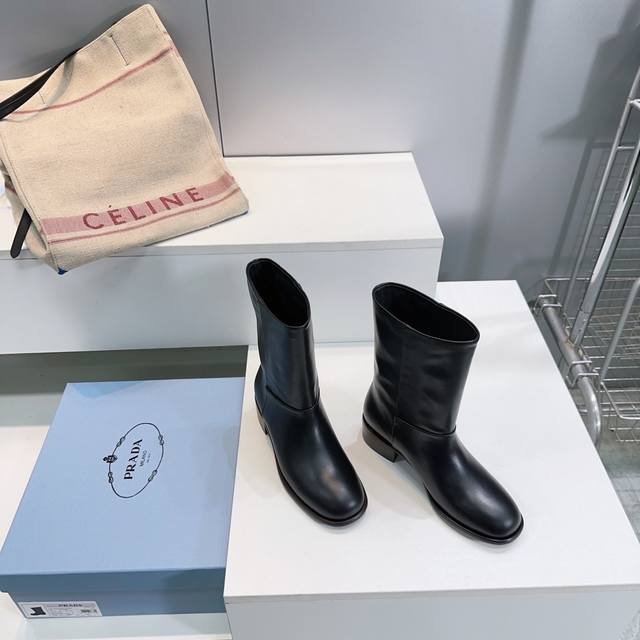 高品质出厂 ！顶级品质Prada普拉达 25Ss 秋冬新品直筒一脚蹬粗跟圆头短靴！ 极简百搭！独到味道，人人都爱也轻松驾驭 ，穿上它增高休闲两不失误，上脚简单帅