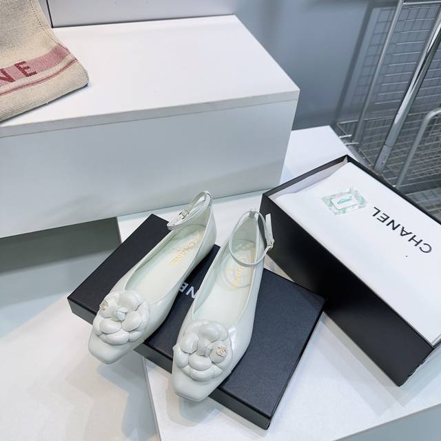 高品质出厂 ！顶级品质Chanel香奈儿25Ss秋冬新品小香山茶花平底方头单鞋 ！绝绝子好看 吹爆～极简设计 独特方头 玛丽珍控必入～极简而精巧的俏皮玛丽珍鞋，