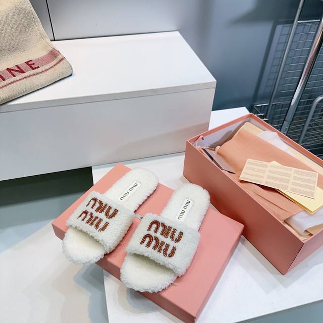 高品质出厂 ！顶级品质 Miumiu缪缪25秋冬秋冬最新款羊羔毛平底毛毛拖鞋～ 每逢秋冬来临 毛拖是必不可少的单品 不仅足够保暖 还Q拥有舒适的触感，无论搭配什