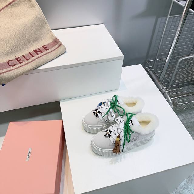 高品质出厂毛里 ！顶级品质缪缪Miumiu25秋冬专柜主打最新款保暖羊毛里松糕厚底彩色系带休闲小白鞋饼干鞋 高级感十足！国内外博主刷爆的一款，复古又时髦 上脚美