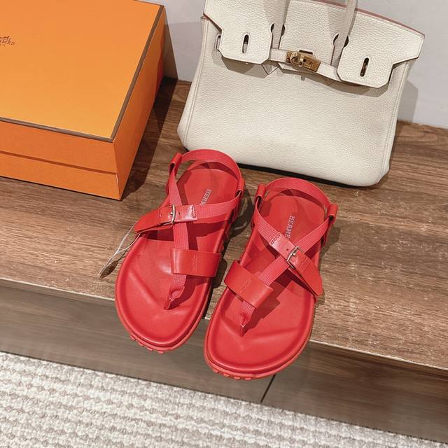 Hermes Inboard 凉鞋沙滩鞋系列 时尚又百搭 超级舒服 每个细节都做到极致 原版定制Nappa小牛皮 内里混种羊皮 原版独家定制织带 大底：原版私模