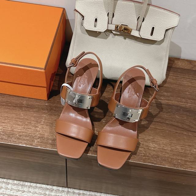 Hermes Ilona 90凉鞋系列 时尚又百搭 超级舒服 每个细节都做到极致 原版定制小牛皮 内里混种羊皮 原版开模鞋跟 独家开发Kelly扣五金饰品 注意