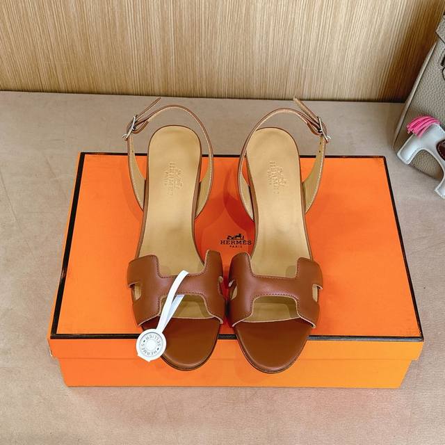 Hermes 经典H凉鞋系列 复古时尚又百搭 超级舒服 每个细节都做到极致 原版定制Nappa小牛皮 内里混种羊皮 原版私模层皮鞋跟和五金配件 跟高: 6.5C