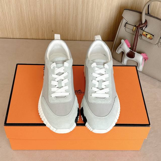 女款 男款70Hermes Bouncing运动鞋系列 时尚又百搭 上脚超级舒服 轻盈鞋底装饰撞色图案 打造百搭时尚风格 每个细节都做到极致 独家定制私模H鞋底